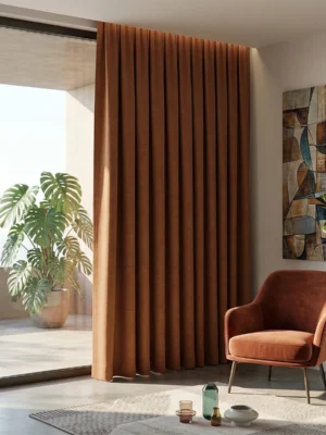 "Antrasit mobilyalarla şık bir kontrast oluşturan, pencerelere rüstik bir derinlik ve sıcaklık katan karamel kahverengi keten perde."