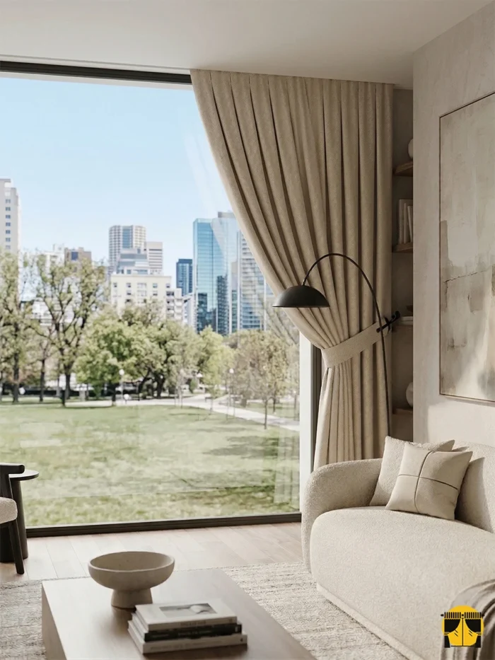 Bej koltuklar ve gold aksesuarlarla dekore edilmiş modern bir salonda, pencerelere asalet ve sıcaklık katan koyu krem fon perde tasarımı