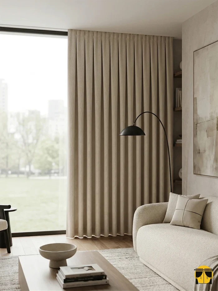 Polti serisinin koyu krem tonundaki kaliteli tok dokumasını ve mat lif yapısını sergileyen yakın plan çekimi; kumaşın kusursuz döküm ve yüzey kalitesi