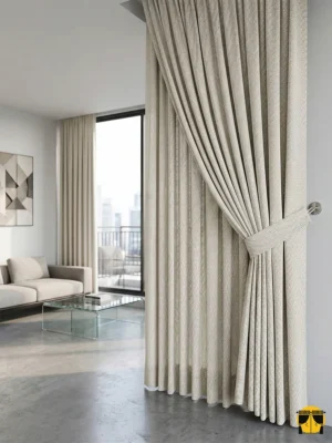 Koyu krem Polti fon perdenin mat dokusu arasından süzülen güneş ışığının, oda içerisinde yarattığı sıcak, kemik tonlarında ve huzurlu aydınlık