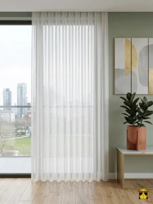 "Riro ekru düz tül perdenin ipeksi dokusu arasından süzülen güneş ışığının, oda içerisinde yarattığı sıcak, inci tonlarındaki huzurlu aydınlık."