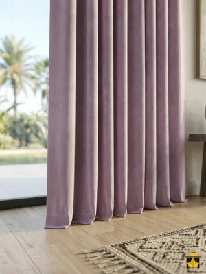 Pürüzsüz soft kumaş yapısı sayesinde mükemmel döküm sergileyen, ütü gerektirmeyen ve huzur veren pastel lila perde sergisi.