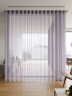 Gri mobilyalarla sofistike bir uyum yakalayan, mat ve parlak liflerin eşsiz dengesine sahip dayanıklı lila tül perde detayı