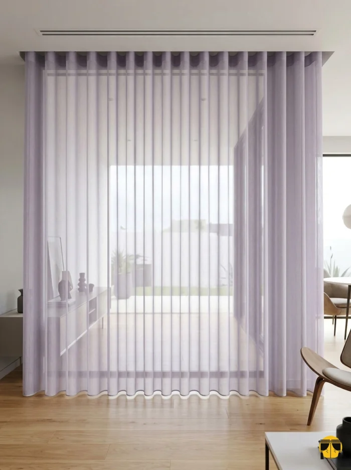 Gri mobilyalarla sofistike bir uyum yakalayan, mat ve parlak liflerin eşsiz dengesine sahip dayanıklı lila tül perde detayı