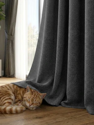 Aydınlık ve ferah bir salonda, tavandan yere kadar uzanan, kaliteli dokulu koyu gri fon perde ile ahşap mobilyaların estetik uyumu