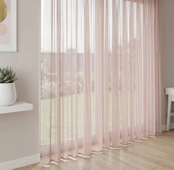 "Kids pudra pembe düz tül perdenin ipeksi dokusu arasından süzülen güneş ışığının, bebek odasında yarattığı romantik ve huzurlu aydınlık."