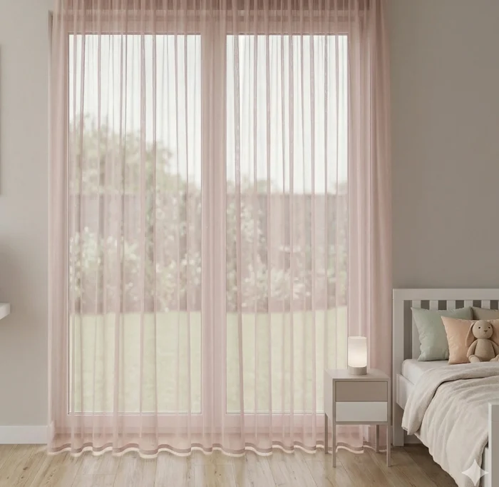 "Bebek odası dekorasyonu için tasarlanmış pürüzsüz mikro lifli pudra pembe tül perde yüzeyini sergileyen yakın plan çekimi."