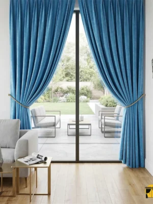 Turkuaz Paco fon perdenin hafif dokulu yüzeyinden süzülen gün ışığının, oda içerisinde yarattığı tazeleyici ve modern deniz esintisi etkisi