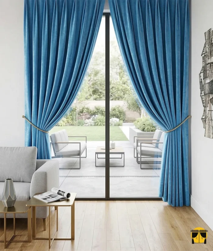 Turkuaz Paco fon perdenin hafif dokulu yüzeyinden süzülen gün ışığının, oda içerisinde yarattığı tazeleyici ve modern deniz esintisi etkisi