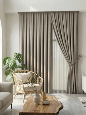 Ekru keten tüllerle kombinlenmiş, siyah metal rustik üzerinde sütun gibi muntazam inen dökümlü sütlükahve fon perde sergisi.