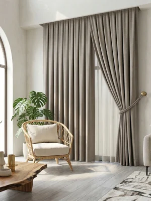 İskandinav tarzı döşenmiş, ahşap mobilyalı bir odada, pencerelere sıcaklık ve modern bir rüstik hava katan sütlükahve keten fon perde tasarımı."