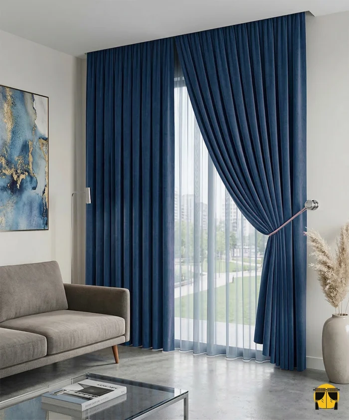 Lacivert Pia kadife fon perdenin yumuşak dokusu üzerinde gezinen ışığın, derin gece mavisi kıvrımlarda yarattığı mat ve sofistike gölge oyunları