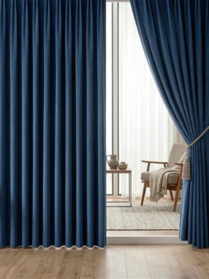 Kadife dokulu mikro lif yapısını ve kumaşın tok duruşunu gösteren yakın plan çekimi; Pia serisinin lacivert tonundaki zengin ve kaliteli yüzey detayı