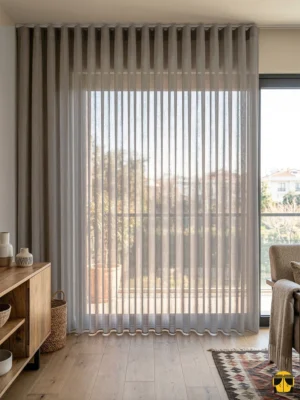 Kahverengi Santana keten kumaşın doğal lifleri arasından süzülen akşam güneşinin, oda içerisinde yarattığı puslu, sıcak ve topraksı ışık kırılmaları.