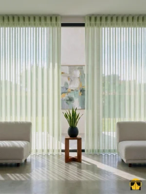 Ulya Yeşil Düz Tül Perde1 Işık ve Atmosfer: "Ulya yeşil düz tül perdenin ipeksi dokusu arasından süzülen güneş ışığının, oda içerisinde yarattığı ferah, doğal ve huzurlu aydınlık."