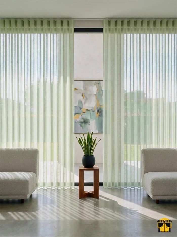 Işık ve Atmosfer: "Ulya yeşil düz tül perdenin ipeksi dokusu arasından süzülen güneş ışığının, oda içerisinde yarattığı ferah, doğal ve huzurlu aydınlık."