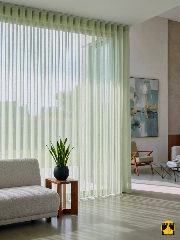 Doku Detayı: "Düz dokuma teknolojisiyle üretilmiş pastel yeşil tonundaki pürüzsüz yüzeyi ve kaliteli lif yapısını sergileyen yakın plan çekimi; pencereler için modern tül perde karakteri."