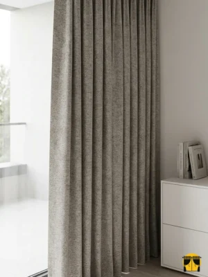 "Özel düz dokuma teknolojisiyle üretilmiş siyah fon perde kumaşının ışığı emen mat yüzeyini ve pürüzsüz yapısını sergileyen yakın plan."