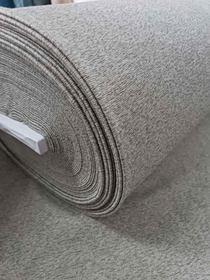 "Geniş balkon pencerelerinde tavandan yere kadar uzanan, odayı daha karizmatik gösteren sık pileli siyah düz fon perde tasarımı."