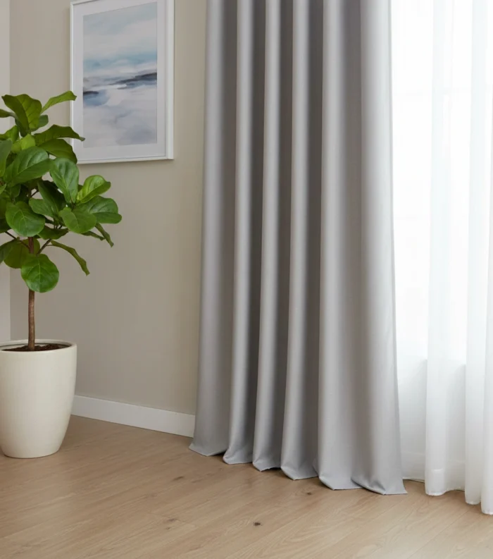 gümüş rengi salon fon perdesi