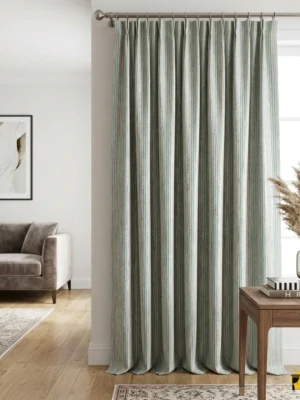 Modern bir oturma odasında, kum beji zeminli ve ince yeşil çizgili Lante jakar fon perde; doğal ve ferah pencere tasarımı