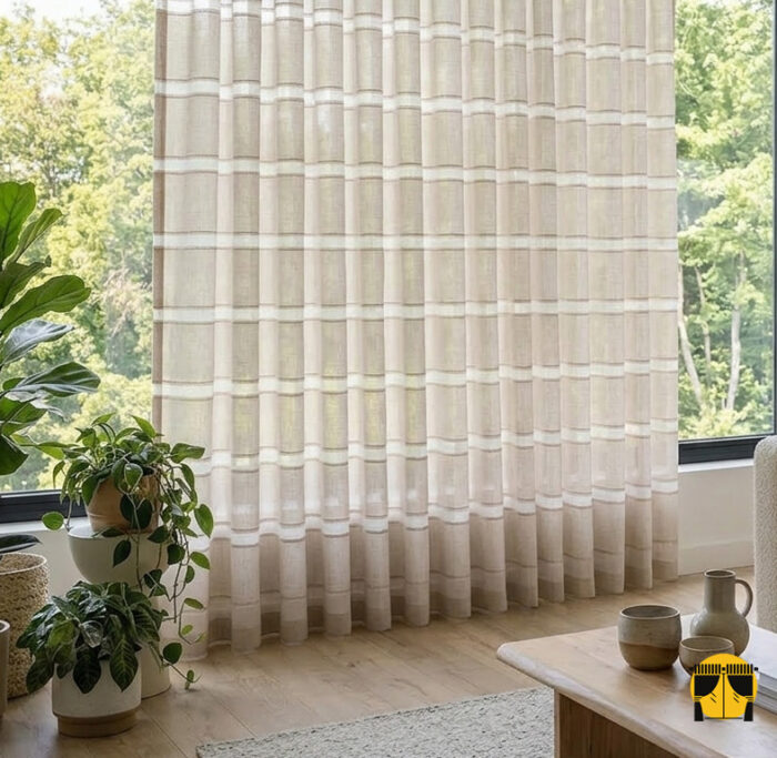 Antrasit ve Füme Fonlarla Kontrast: Eğer antrasit fon perdeleriniz varsa, altına sütlü kahve şeritli tül eklemek; mekanı soğukluktan kurtaran ve katmanlı bir şıklık yaratan harika bir hiledir.