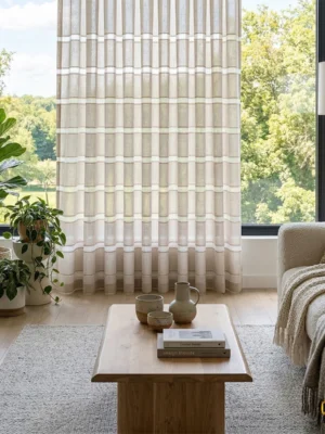 "Ahşap detaylar ve rüstik aksesuarlarla kusursuz bir uyum yakalayan, pencerelere derinlik katan belirgin lifli sütlü kahve tül perde."