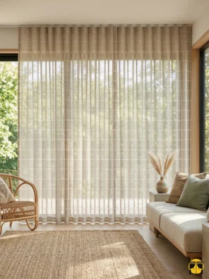 "Işığı yumuşatırken mahremiyet sağlayan, mat yüzeyi ve modern şeritli tasarımıyla dikkat çeken ütü gerektirmeyen şık keten tül sergisi."