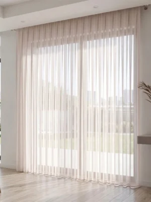 Seta açık pudra ipeksi tül perdenin mikro dokusu arasından süzülen güneş ışığının, odada yarattığı romantik, yumuşak ve ipeksi pembe aydınlık.