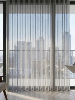 Seta gri ipeksi tül perdenin mikro dokusu arasından süzülen güneş ışığının, kumaş yüzeyinde yarattığı gümüşümsü ve sofistike yansımalar.