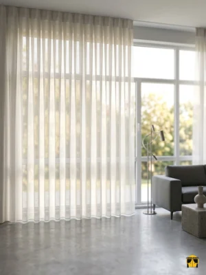 Sütlü kahve fon perdeler ve gold aksesuarlarla tamamlanmış modern bir salonda, pencerelere sıcaklık ve ipeksi bir asalet katan kapuçino tül perde tasarımı