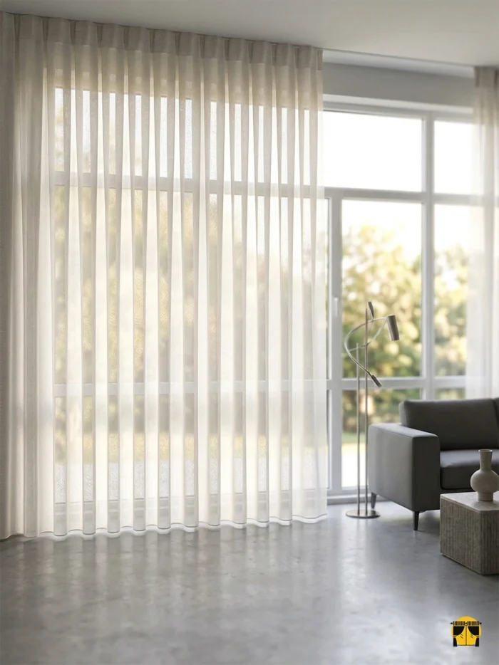 Sütlü kahve fon perdeler ve gold aksesuarlarla tamamlanmış modern bir salonda, pencerelere sıcaklık ve ipeksi bir asalet katan kapuçino tül perde tasarımı