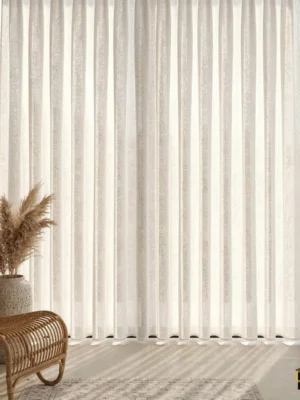 Krem rengi kalın keten kumaşın doğal ve gözenekli lifleri arasından süzülen güneş ışığının, oda içerisinde yarattığı yumuşak, mat ve davetkar aydınlık."