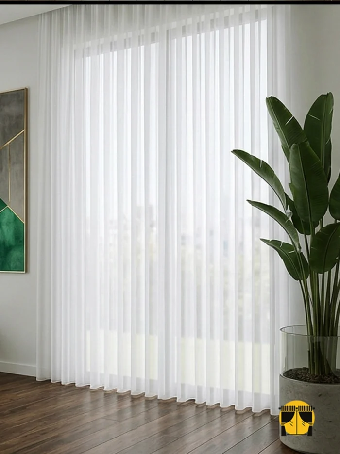 Doku Detayı: "Cello serisinin ekru tonundaki pürüzsüz mikro lif yapısını sergileyen yakın plan çekimi; pencereler için modern ve dökümlü tül perde karakteri."