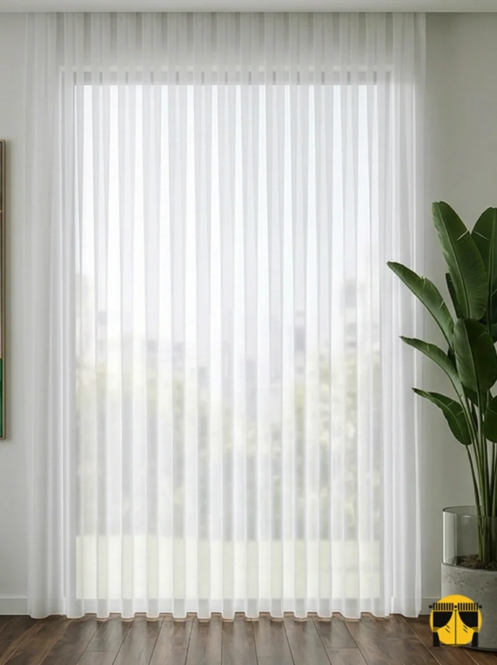 Kontrast ve Stil: "Vizon fon perdelerle kombinlenmiş, dökümlü yapısı sayesinde birer mimari sütun gibi muntazam inen ekru düz tül perde sergisi."