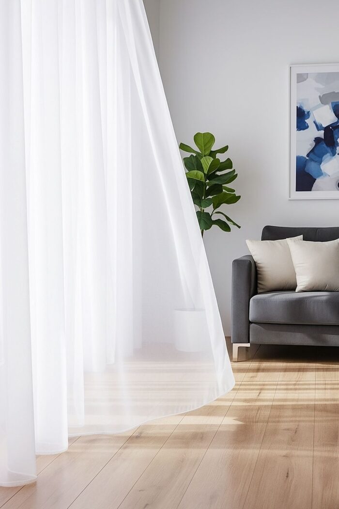 Tavandan yere kadar kesintisiz uzanan, profesyonel pileli ve ekru beyaz tonlarında şık ipek tül perde.