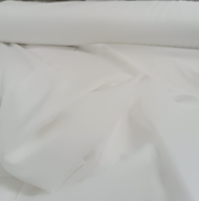 Minimalist tasarımlarla uyumlu, ütü istemeyen ve pürüzsüz dökümüyle dikkat çeken ipeksi ekru tül perde uygulaması.