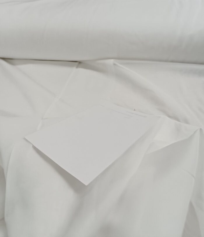 Yatak odası dekorasyonuna zarafet ve sadelik katan, yumuşak tuşeli ekru beyaz ipek görünümlü tül.