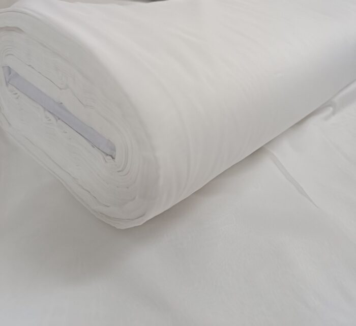 Yumuşak dokulu ekru ipek tül perdenin pürüzsüz yüzeyini ve kaliteli dokumasını gösteren yakın çekim görseli.