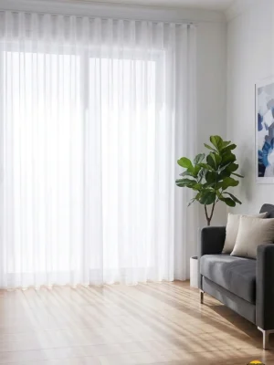 Modern bir salonda, antrasit fon perdelerin altında bir mücevher gibi parlayan ekru beyaz ipeksi tül perde tasarımı