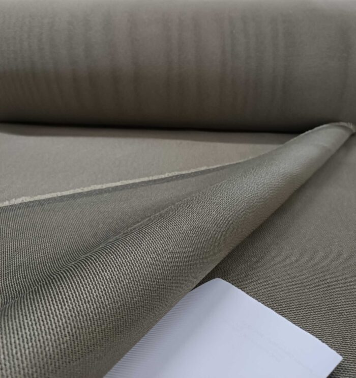 Işığı kırarak içeri alan özel zırh dokumasıyla mekana derinlik katan acı kahve zırh tül perde uygulaması.