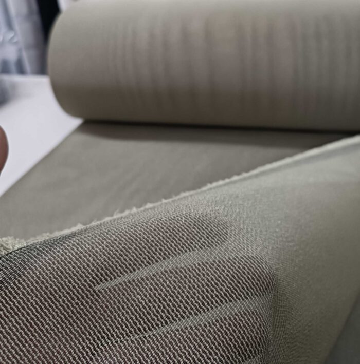 Yüksek kaliteli ve delikli yapısıyla hava sirkülasyonu sağlayan, estetik kahve tonlarında zırh tül perde görseli.