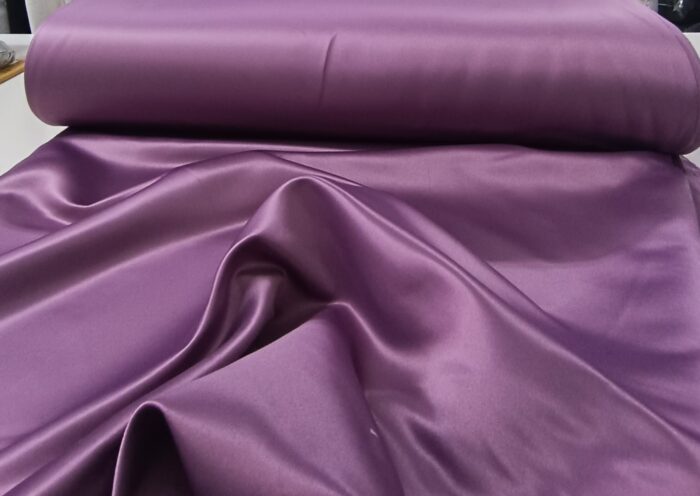 Fiyat performans ürünü olarak öne çıkan, leke tutmaz ve kolay ütülenebilir parlak mor saten fon perde.