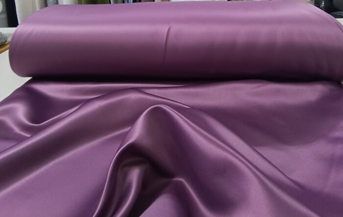 Yatak odasına saray şıklığı katan, profesyonel dikimli ve uygun fiyatlı mor saten fon perde detayı.