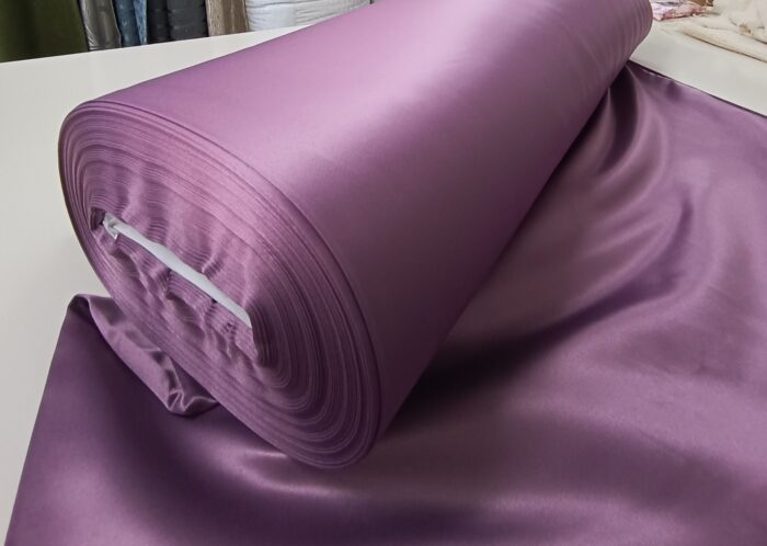 Yüksek kaliteli saten kumaşın asil duruşunu ve morun derinliğini gösteren ekonomik fon perde yakın çekim görseli.