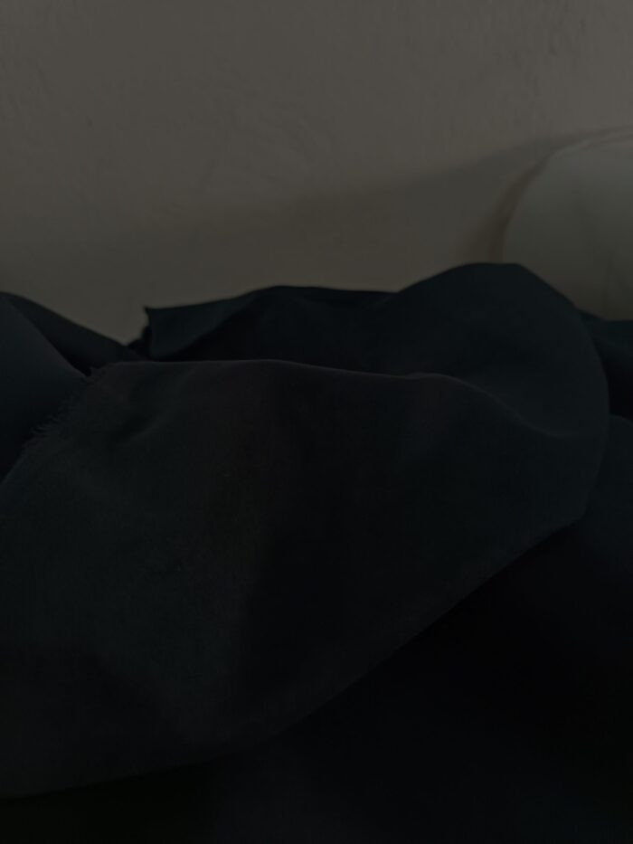 Yatak odasında tam karanlık ve mahremiyet sağlayan, kalın dokulu ve asil duruşlu siyah kadife fon perde tasarımı.