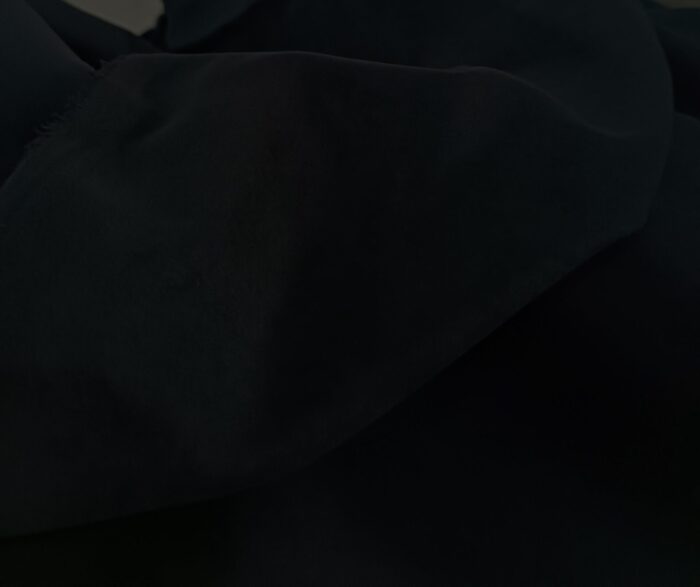 Yatak odasında tam karanlık ve mahremiyet sağlayan, kalın dokulu ve asil duruşlu siyah kadife fon perde tasarımı.