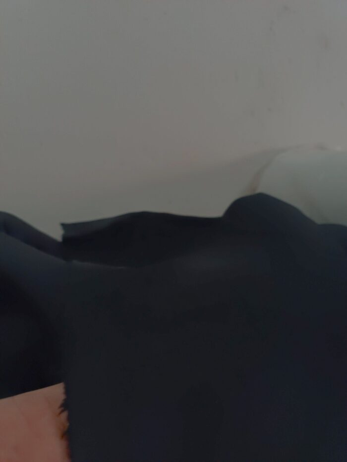 Göz alıcı bir parlaklık ve ipeksi bir doku sunan, avangart mobilyalarla uyumlu şık siyah saten fon perde.