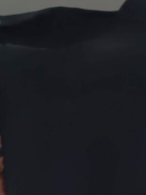 Göz alıcı bir parlaklık ve ipeksi bir doku sunan, avangart mobilyalarla uyumlu şık siyah saten fon perde.