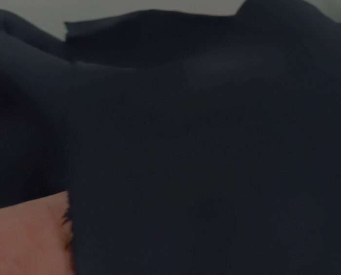 Göz alıcı bir parlaklık ve ipeksi bir doku sunan, avangart mobilyalarla uyumlu şık siyah saten fon perde.